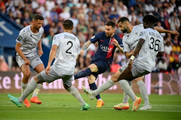 凯恩切换到“全能战士”模式，拜仁可以专心打欧冠了！