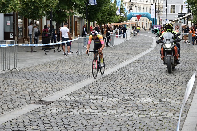 欧冠赛场精彩瞬间：皇马2-1取胜,